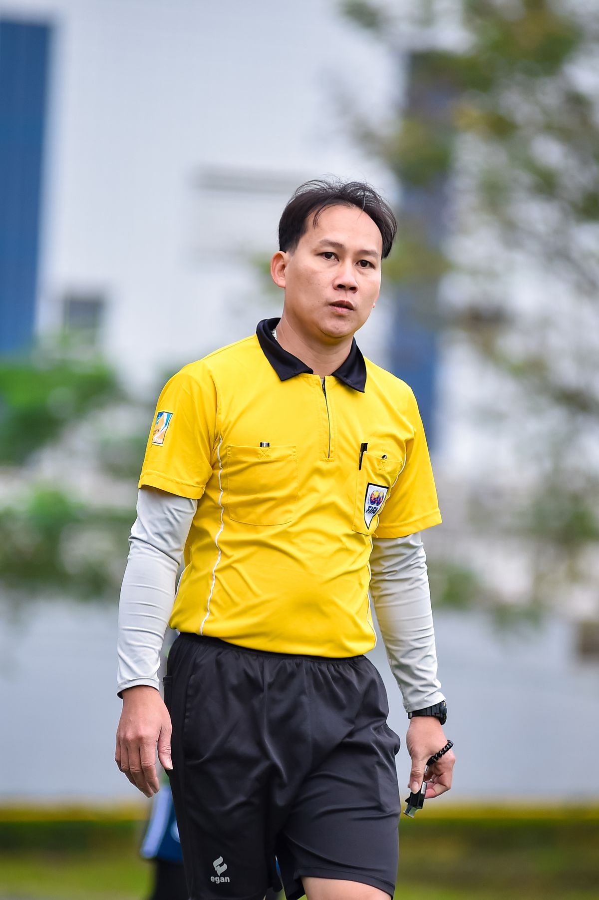 Trọng tài trên sân bóng như lời nhắc về ranh giới trong trận